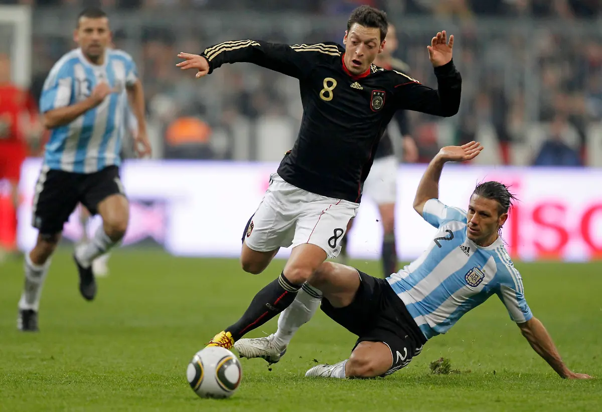 2010-03-03T204400Z-01-EIS12-RTRMDNP-3-SOCCER-FRIENDLY-JPG3981631234874579116