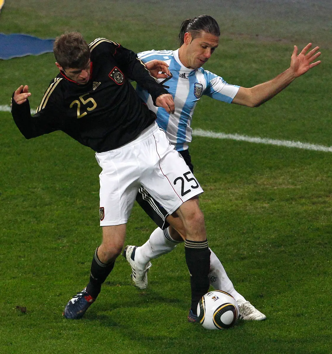 2010-03-03T202356Z-01-REH23-RTRMDNP-3-SOCCER-FRIENDLY-JPG8509604007114345994