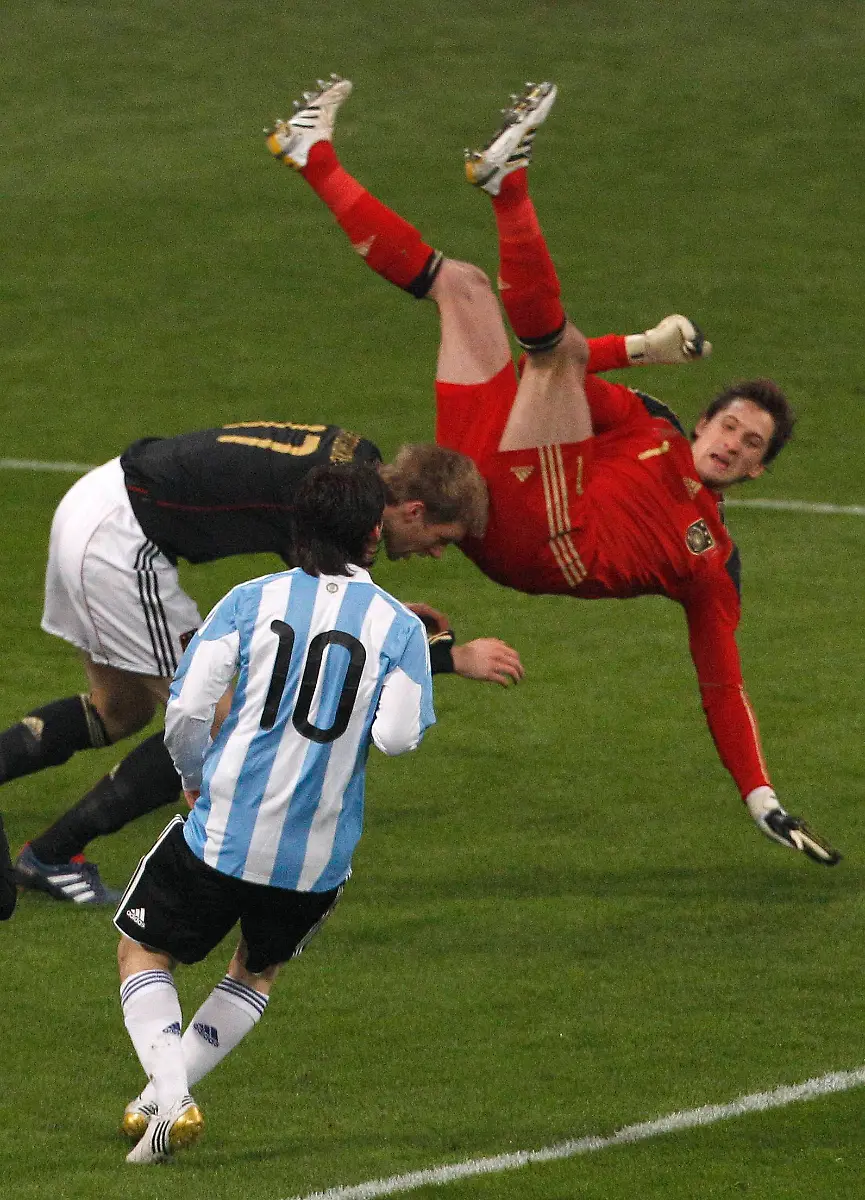 2010-03-03T201313Z-01-REH22-RTRMDNP-3-SOCCER-FRIENDLY-JPG5257430914158868876