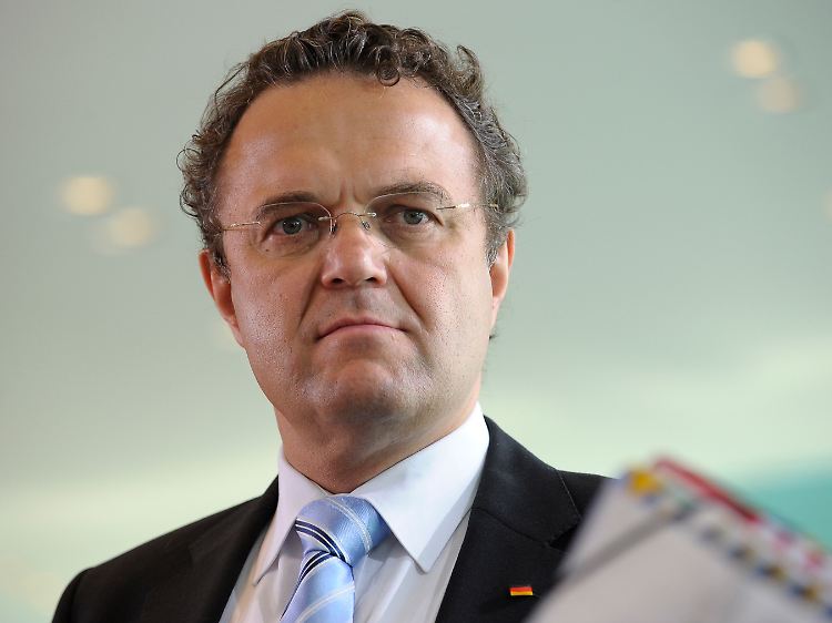 Meinungswandel? Innenminister Friedrich will die Chancen für ein Verbot nun doch prüfen lassen.