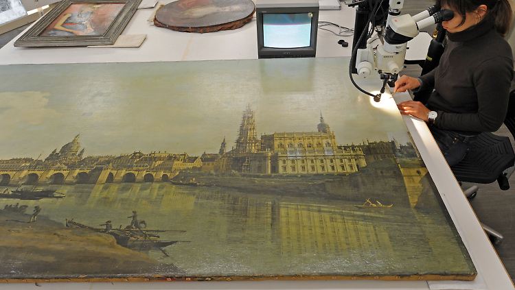Restaurierungsarbeiten an Canalettos "Dresden vom rechten Elbufer unterhalb der Augustusbrücke" von 1748 in der Werkstatt der Dresdner Gemäldegalerie Alte Meister.