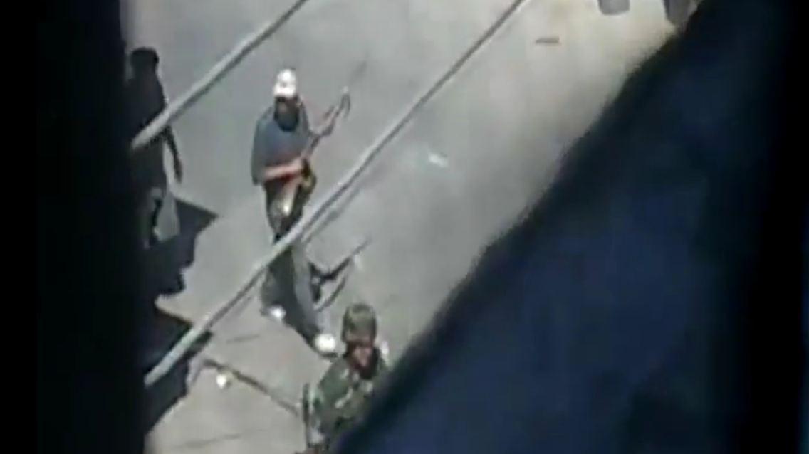 Diese Amateuraufnahme soll Soldaten bei einer Patrouille durch Damaskus zeigen.