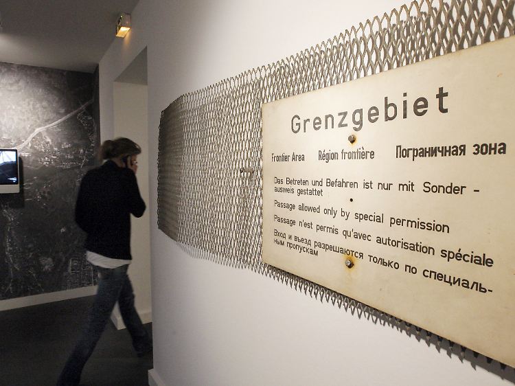 Grenzschild auf einem Stück Metallzaun, das an der Glienicker Brücke angebracht war, in der Villa Schöningen.