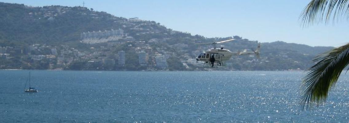 Über der Bucht von Acapulco kreist ein Hubschrauber der Polizei - die Touristenzentren Mexikos sind ein Markt für Drogenhändler und die Kartelle, die dahinterstehen.