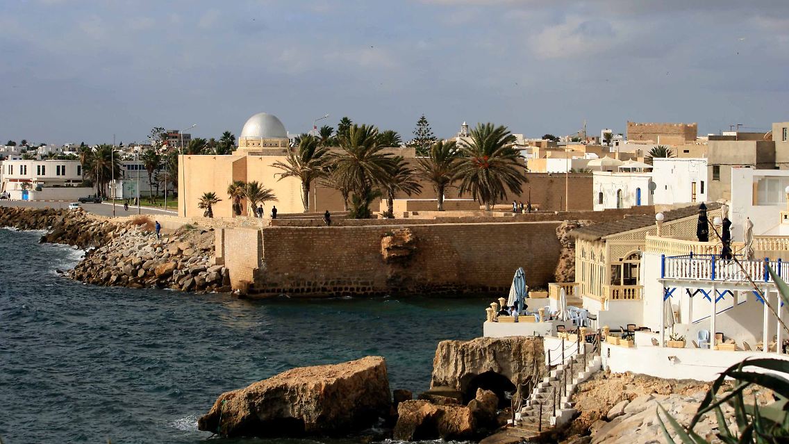 In der verträumten Küstenstadt Mahdia trinken Urlauber Minztee am Meer und folgen den Spuren längst vergangener Zeiten.