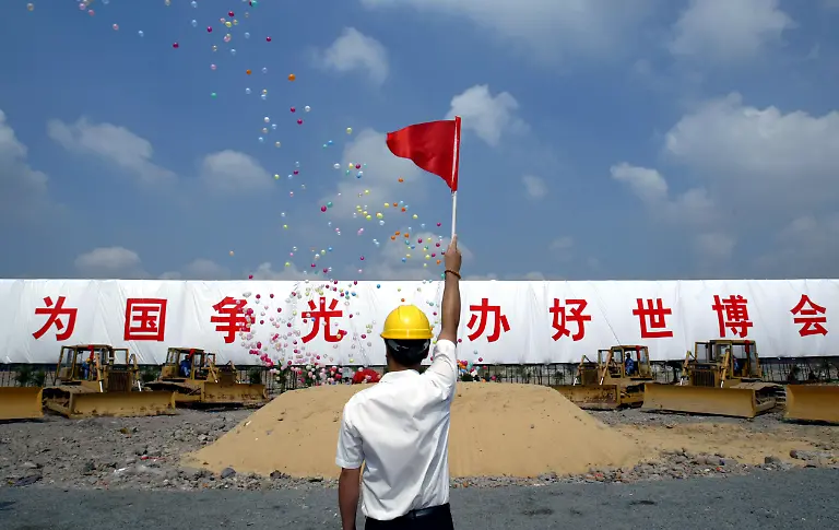 China-Bauarbeiter-rote-Fahne