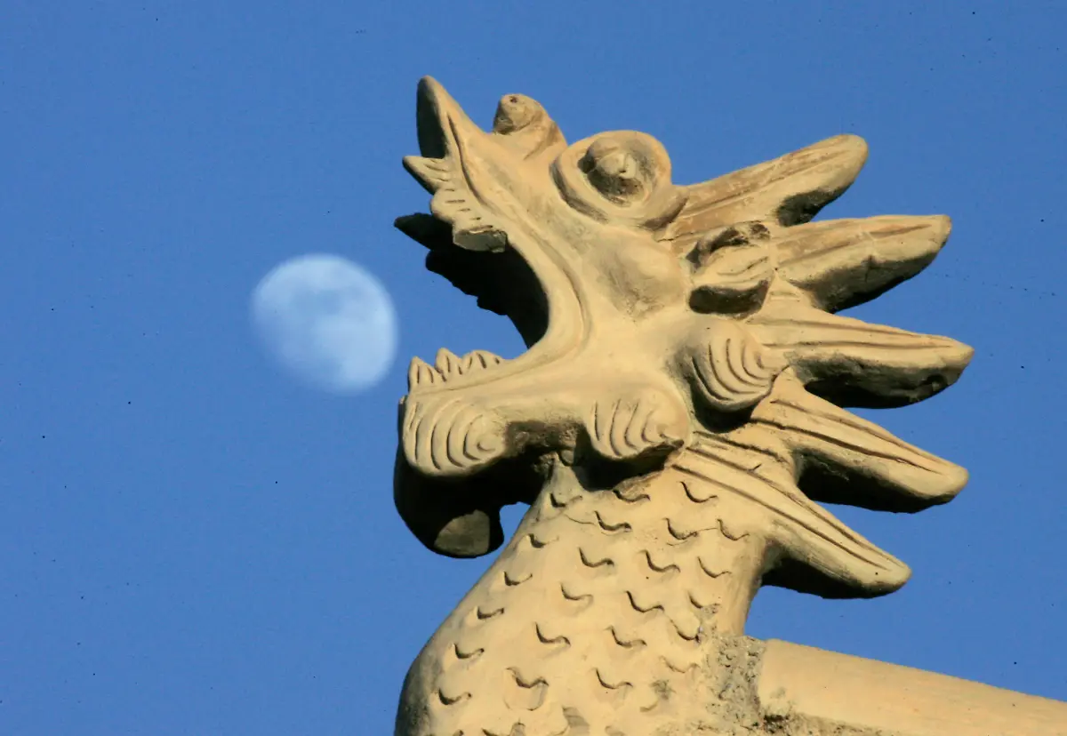 China-Drache-Stein-Mond