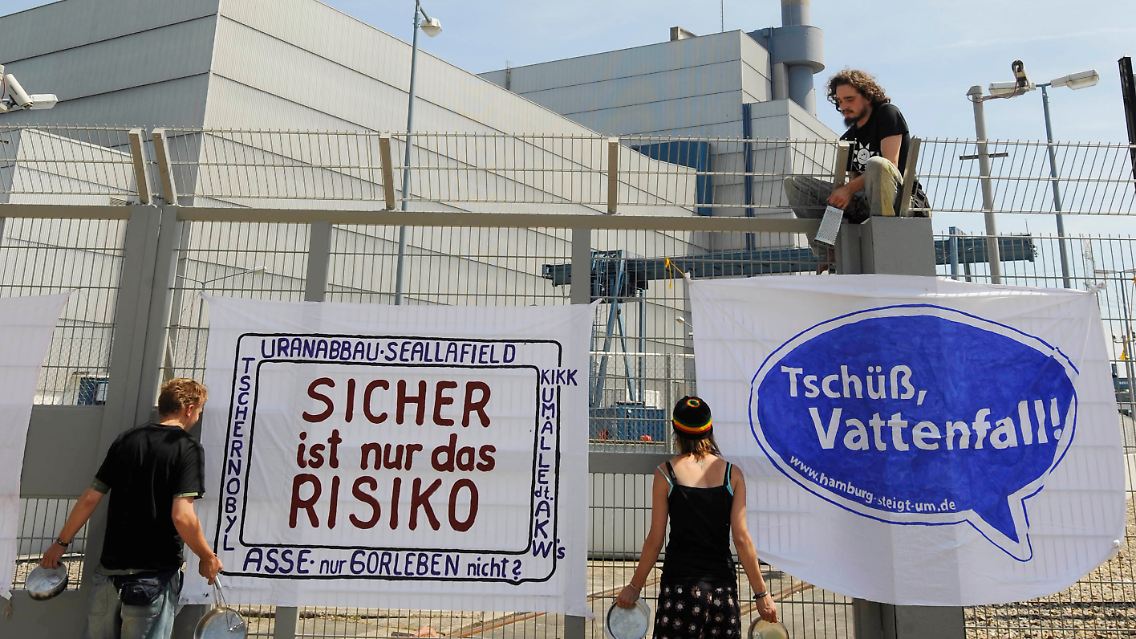 Atomkraftgegener protestieren vor dem Kernkraftwerk Krümmel.