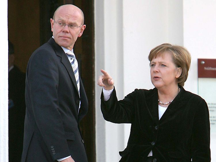 Die Bundeskanzlerin ist nicht glücklich, dass sie Steg ziehen lassen soll.