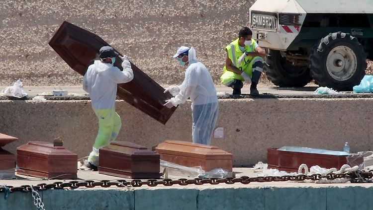 Dutzende Flüchtlinge bezahlen die Überfahrt mit ihrem Leben.