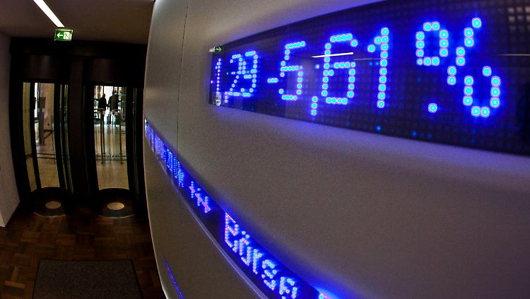 Die Börse in Frankfurt am Main eröffent am Freitag mit panikartigen Verkäufen.