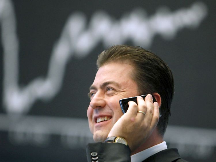 Finanzmarktexperte Robert Halver telefoniert auf dem Parkett der Börse in Frankfurt.