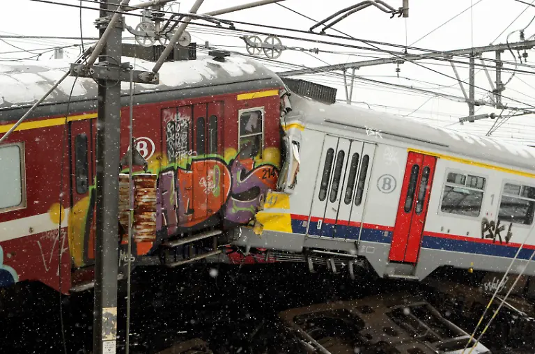 Belgium-Train-Crash-YL107-jpg528232887665510654