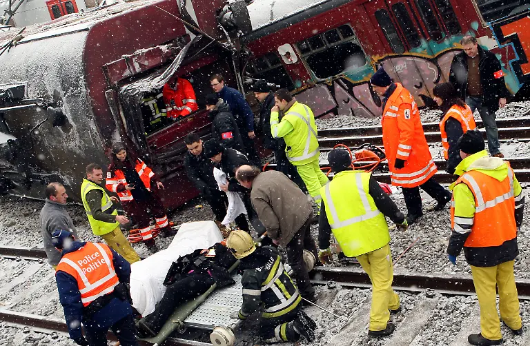 Belgium-Train-Crash-YL103-jpg694264046429487393