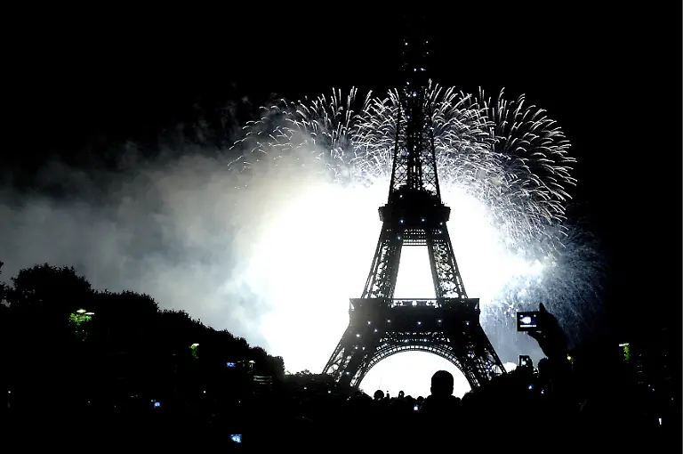Eiffelturm-Feuerwerk-in-Paris-zum-franzoesischen-Nationalfeiertag