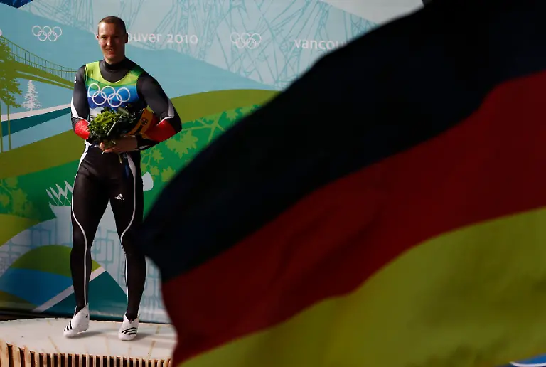 OLY345-OLYMPICS-LUGE-0215-11-JPG4887313133026057183