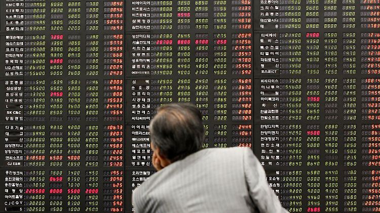 2011-08-05T080456Z_01_SEO106_RTRMDNP_3_KOREA-ECONOMY.JPG9198368113986563715.jpg