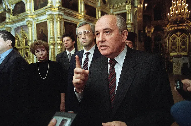 Gorbatschow-spricht-zu-Jopurnalisten-1992