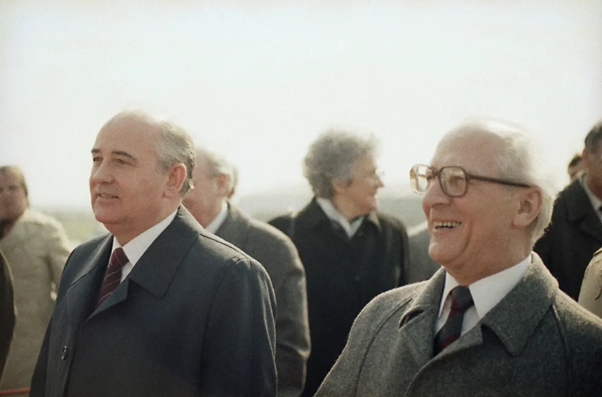 Gorbi-Honecker-Moskau-160486