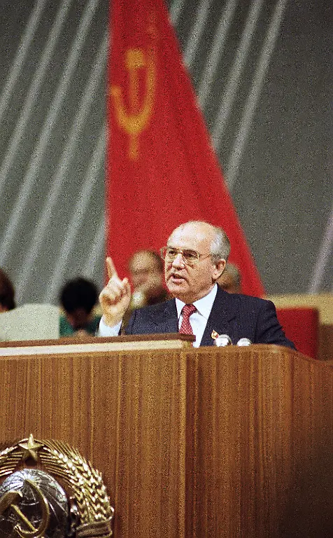 Gorbi-Sowjetfahne-100790