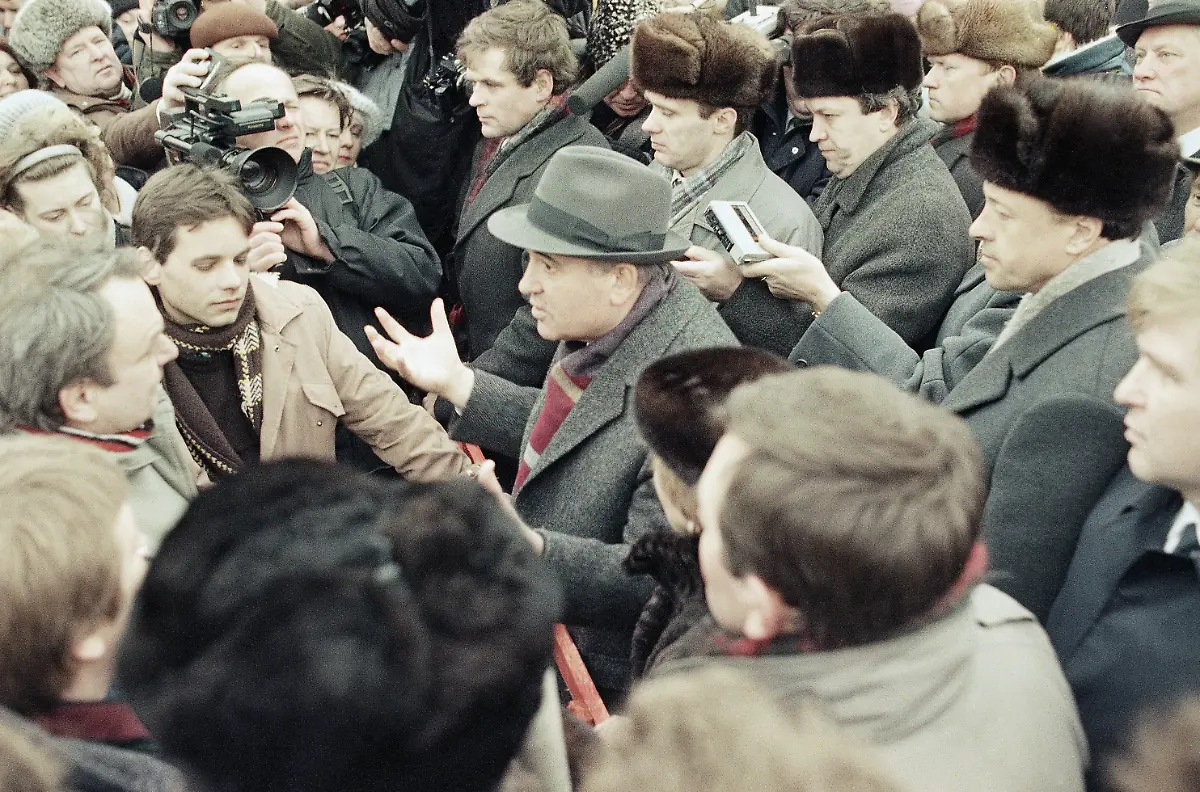 Gorbi-diskutiert-in-Vilnius-1990