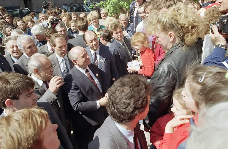 Gorbi-diskutiert-mit-Menschen-1990