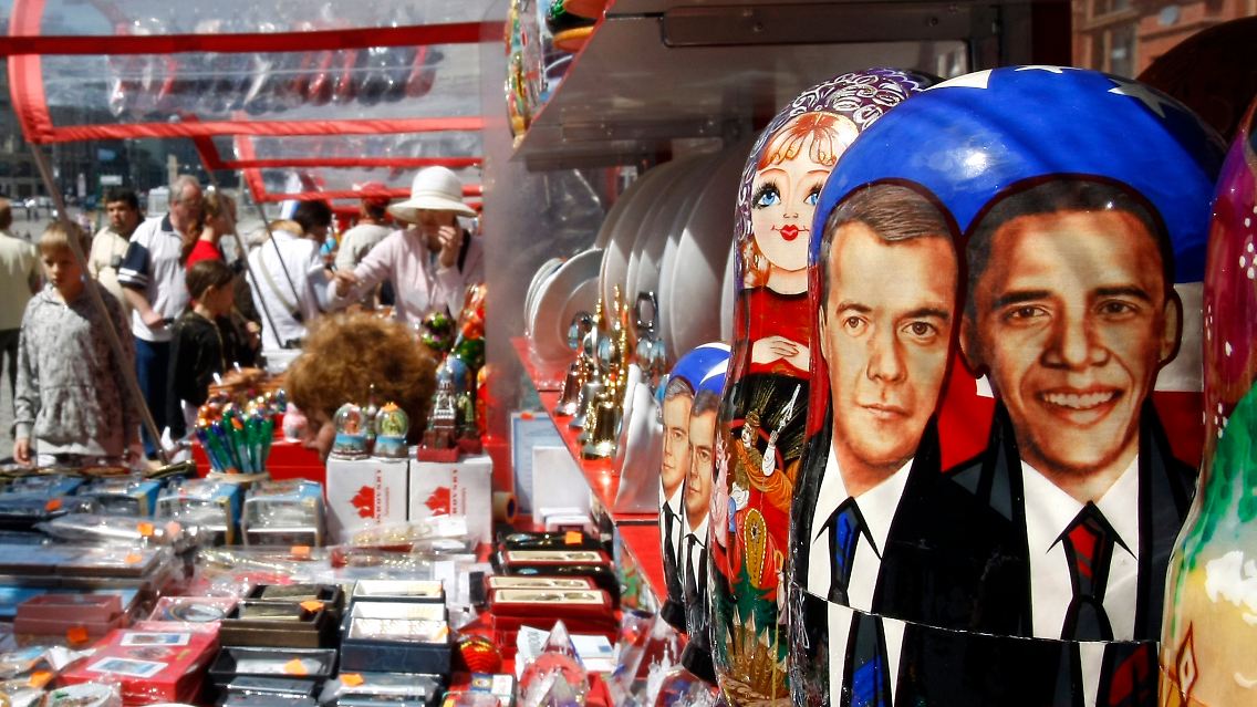 Eine Matroschka mit Medwedew und Obama auf einem Markt in Moskau.