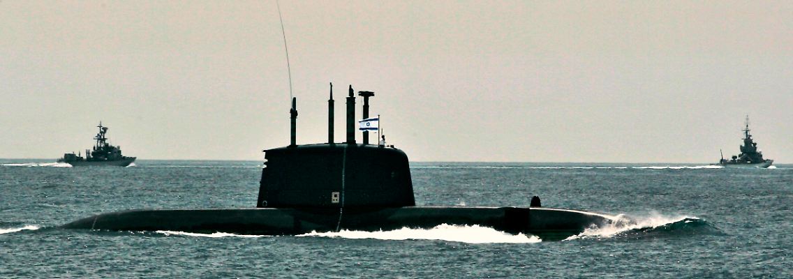 Angeblich hat Israel ein Dolphin-U-Boot (hier bei einer militärischen Demonstration in Tel Aviv) zu einem Manöver ins Rote Meer entsandt.