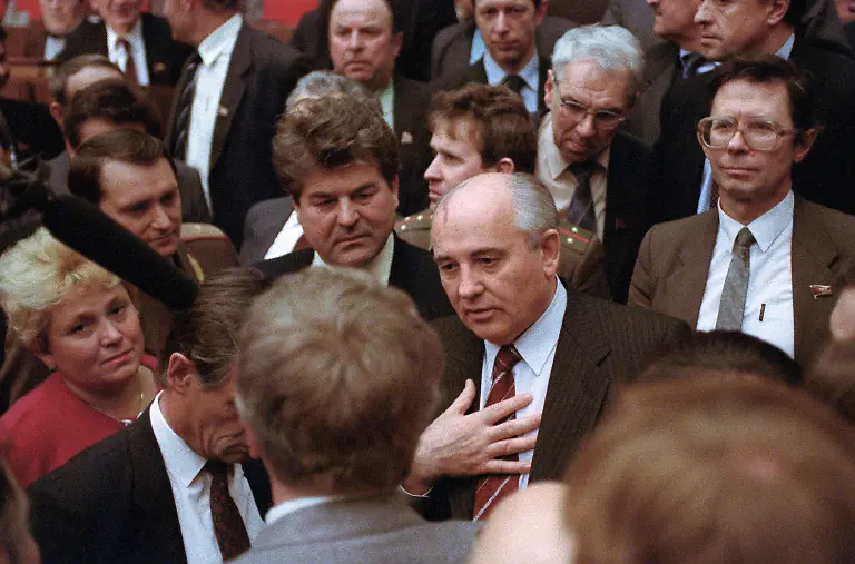 Gorbatschow-diskutiert-Kongress-281290