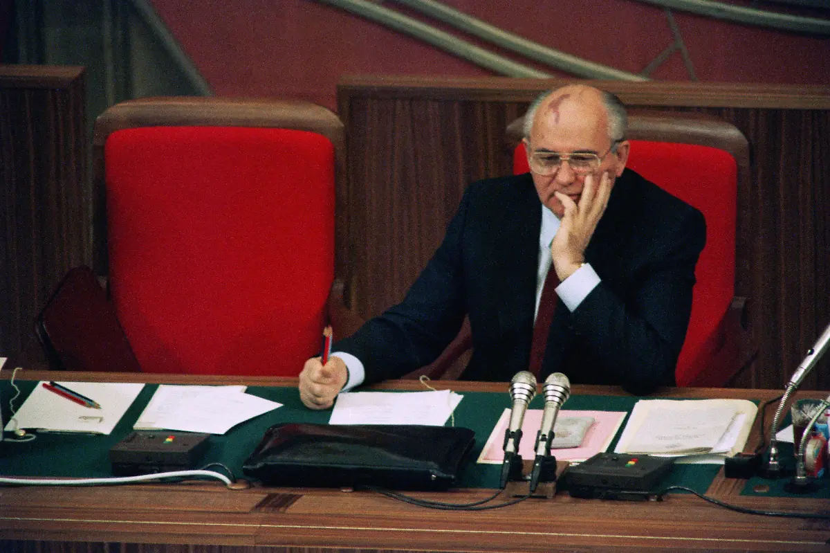 Gorbatschow-einsam-201290