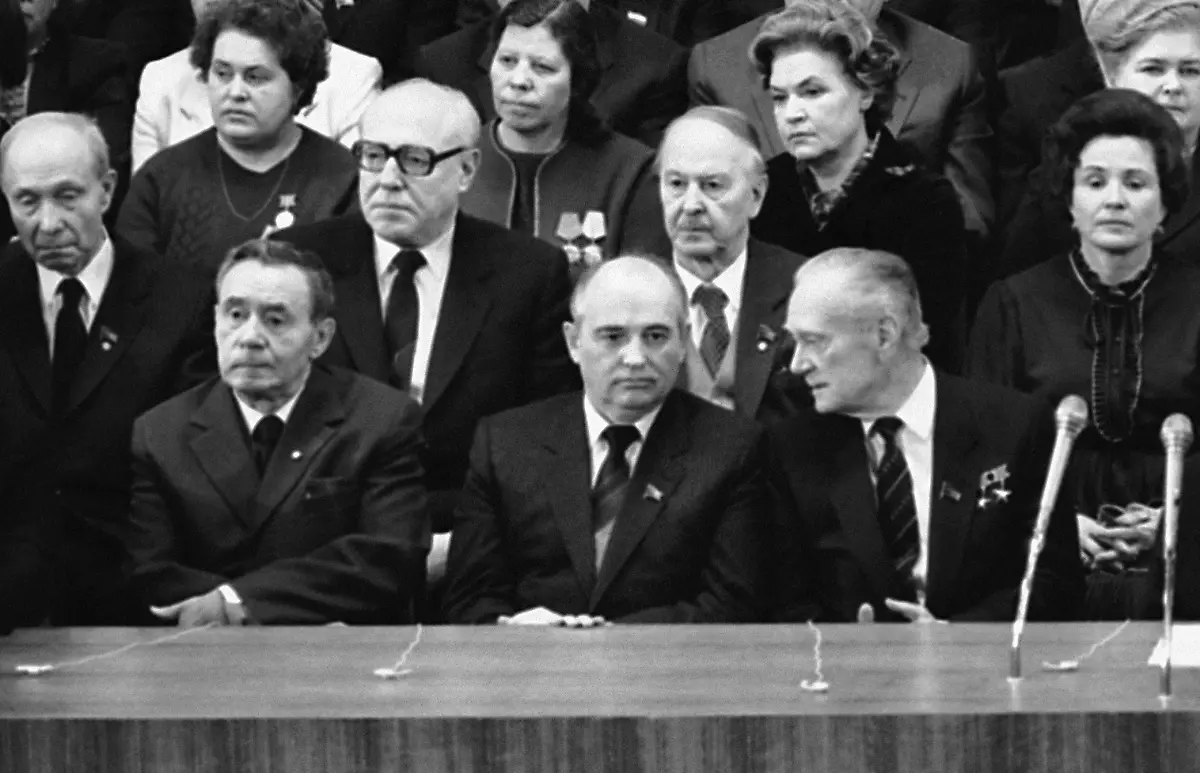 Gorbi-Gromyko-Tichonow-070385