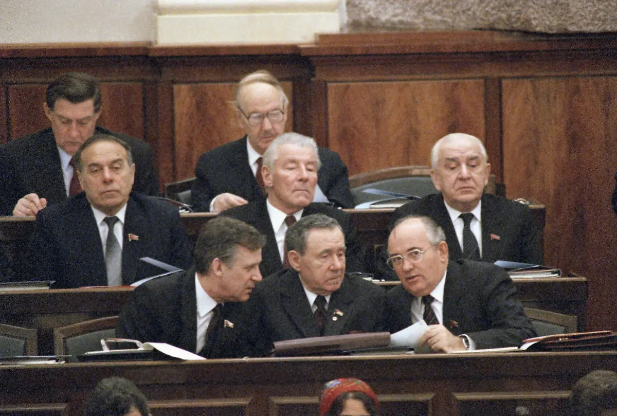 Gorbi-Gromyko-Ryschkow-261185