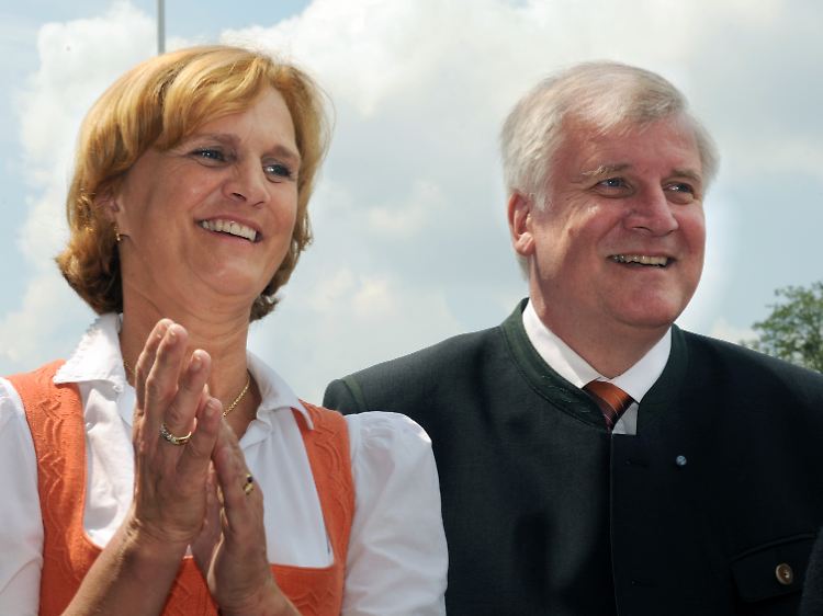 Der CSU-Chef freut sich mit seiner Frau Karin über die Glückwünsche zum Geburtstag.