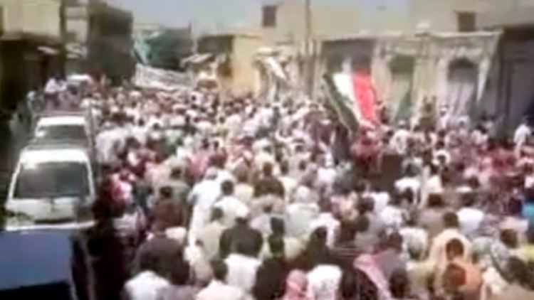 Das Bild soll Demonstranten in Homs zeigen - bestätigen lässt sich das nicht.