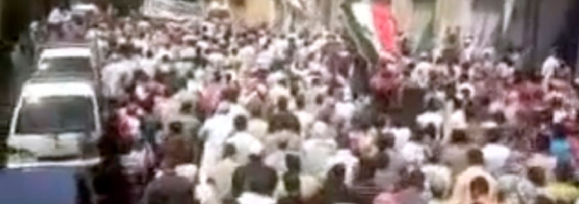 Das Bild soll Demonstranten in Homs zeigen - bestätigen lässt sich das nicht.