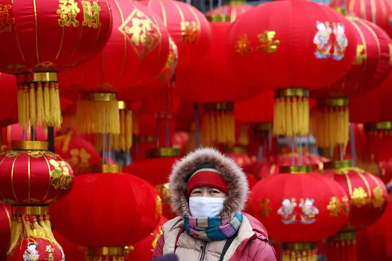 china-neujahr-laternen-verkauf-frau