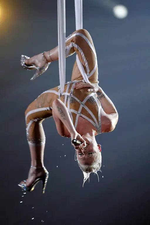 LOA160-GRAMMYS-SHOW-0201-11-JPG9087084214378595928