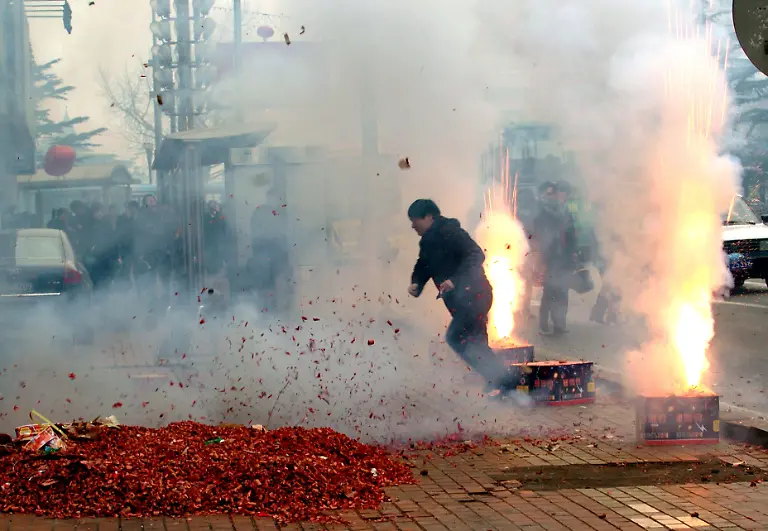 China-neujahr-feuerwerk-mann