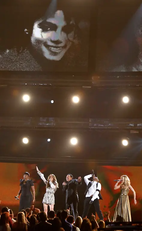 LOA288-GRAMMYS-SHOW-0201-11-JPG7674470593113820284