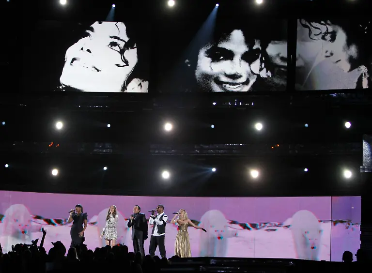 LOA185-MUSIC-GRAMMYS-SHOW-0201-11-JPG8892792620111603941