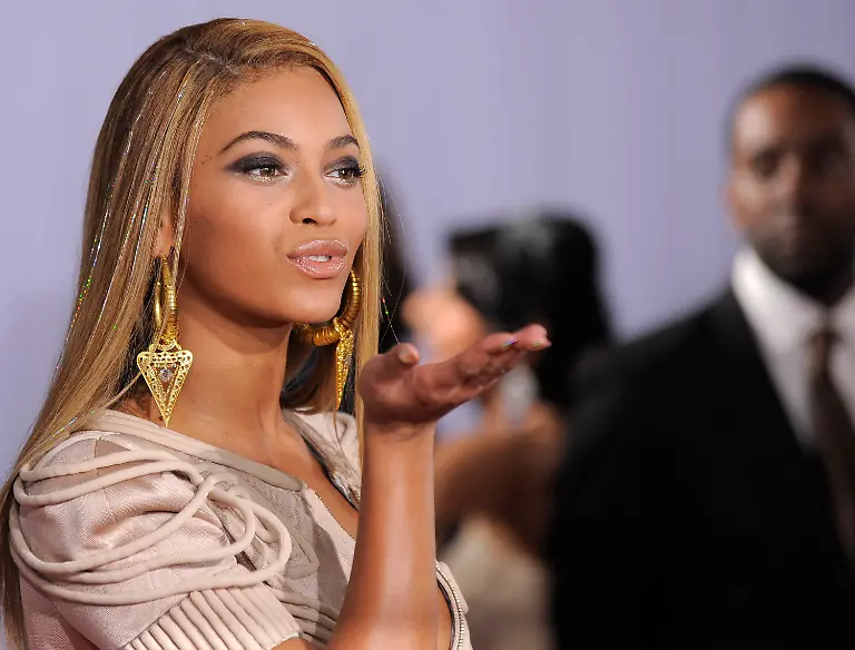 Grammy-Awards-Arrivals-CADC158-jpg3317865994425593815