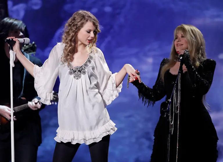 LOA700-GRAMMYS-SHOW-0201-11-JPG4253501868380027745