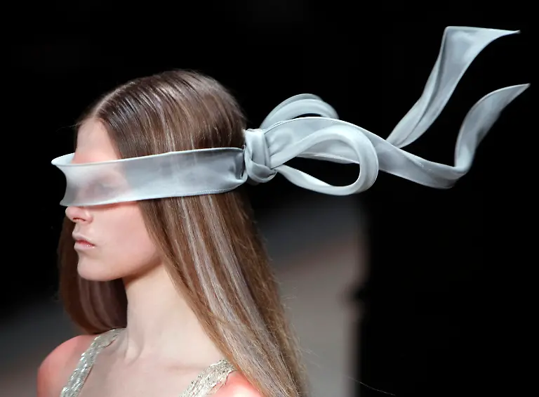 FRANCE-FASHION-DLM114-jpg4895379148715697966