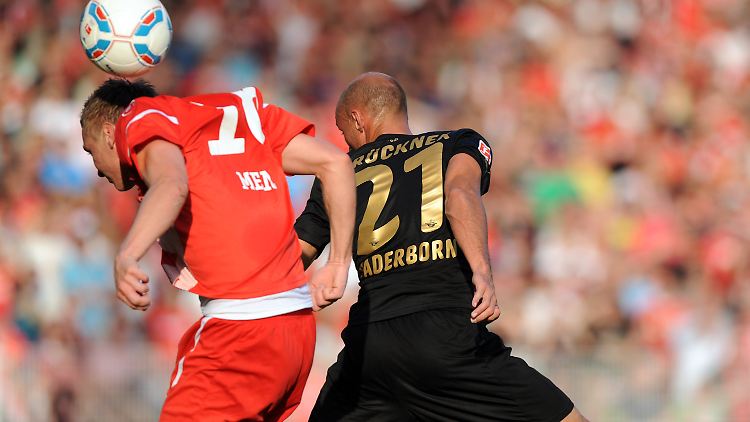 Der Berliner Christoph Menz (l) und der Paderborner Daniel Brückner versuchen, an den Ball zu kommen. Das Spielgerät war hart umkämpft.