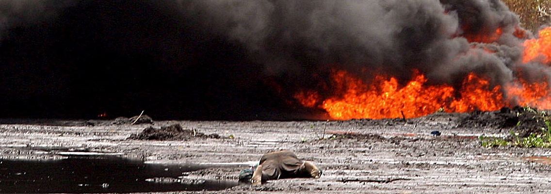 Nach einer Explosion brennt eine Ölpipeline nahe Lagos.