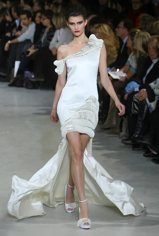 FRANCE-FASHION-PAR126-jpg7751762393616620157