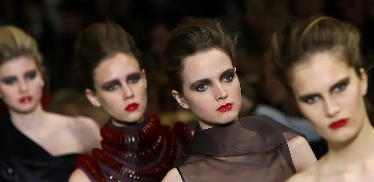 FRANCE-FASHION-PAR118-jpg8345619090342835190