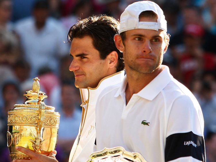 Der Gewinner kriegt alles: Andy Roddick, rechts, wirkt etwas geknickt.