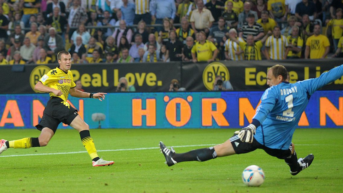 Kevin Großkreutz ließ Jaroslav Drobny in der 17. Minute keine Chance und geht als erster Torschütze der 49. Bundesliga-Saison in die Fußball-Annalen ein.