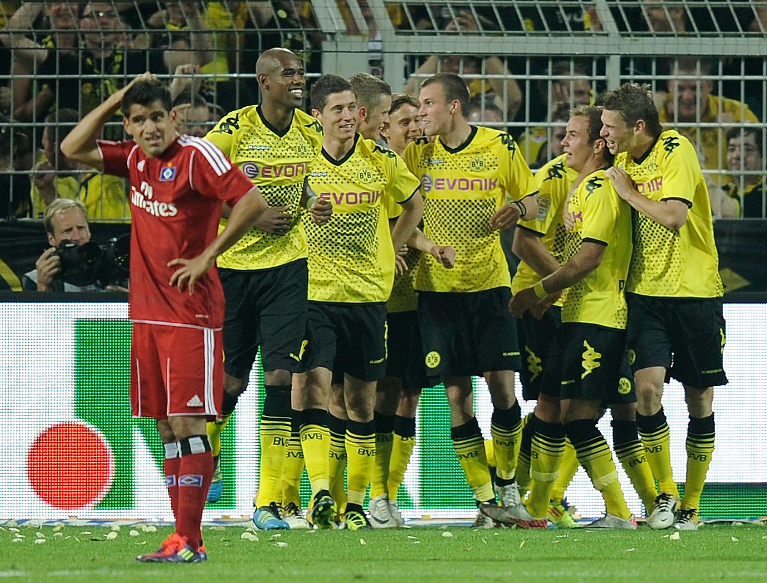 82 Tage nach der rauschenden Meisterparty hat Borussia Dortmund das Unternehmen Titelverteidigung mit einem beeindruckenden Fußball-Feuerwerk gestartet.